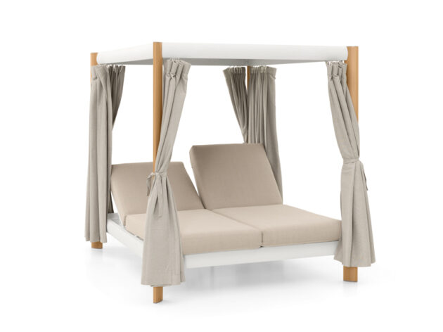 Posteľ do záhrady s dvoma lôžkami a závesmi okolo